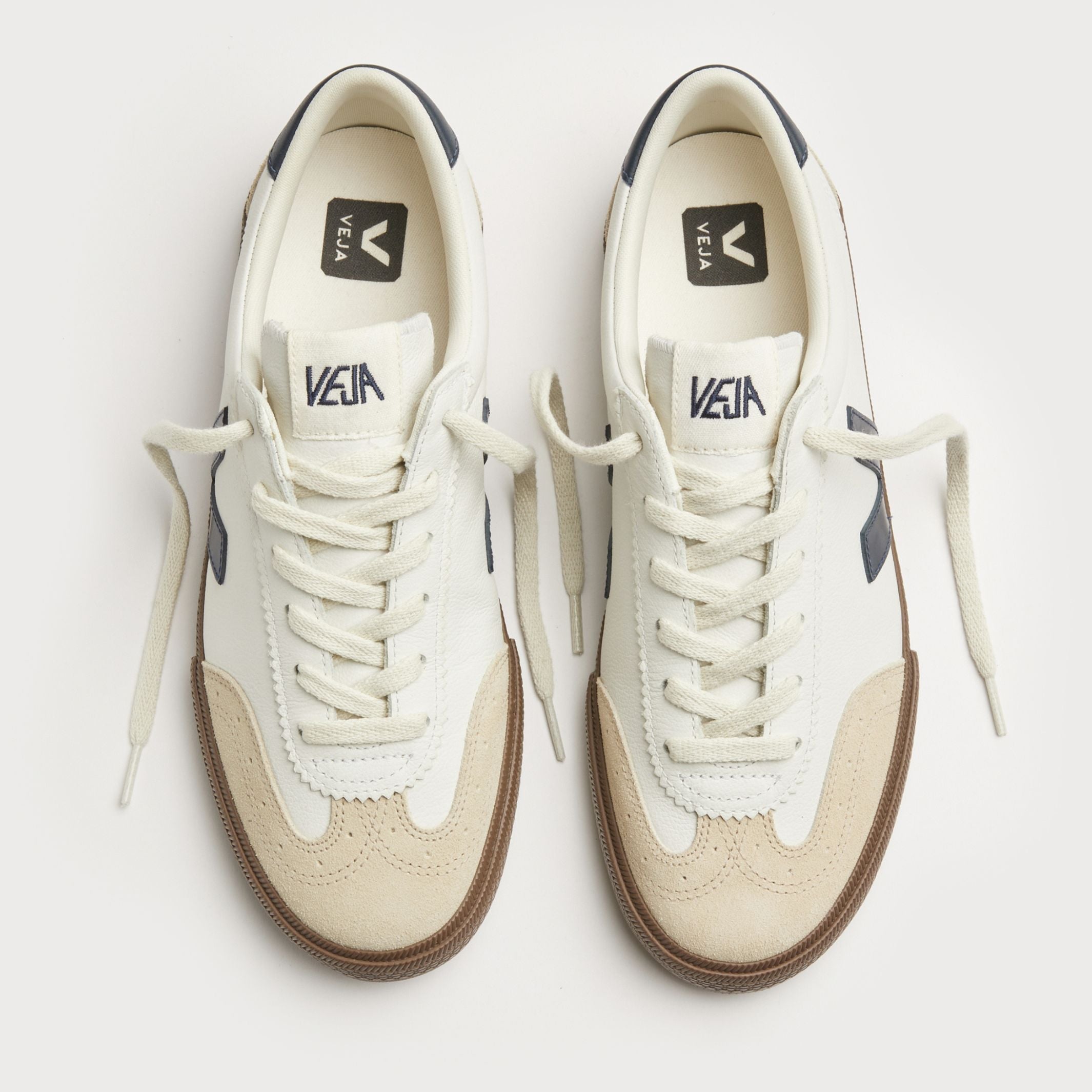 VEJA Volley Sneaker – Pelle Organica O.T. (Organic Traced), Suola In Gomma Amazzonica, Sostenibili E Traspiranti